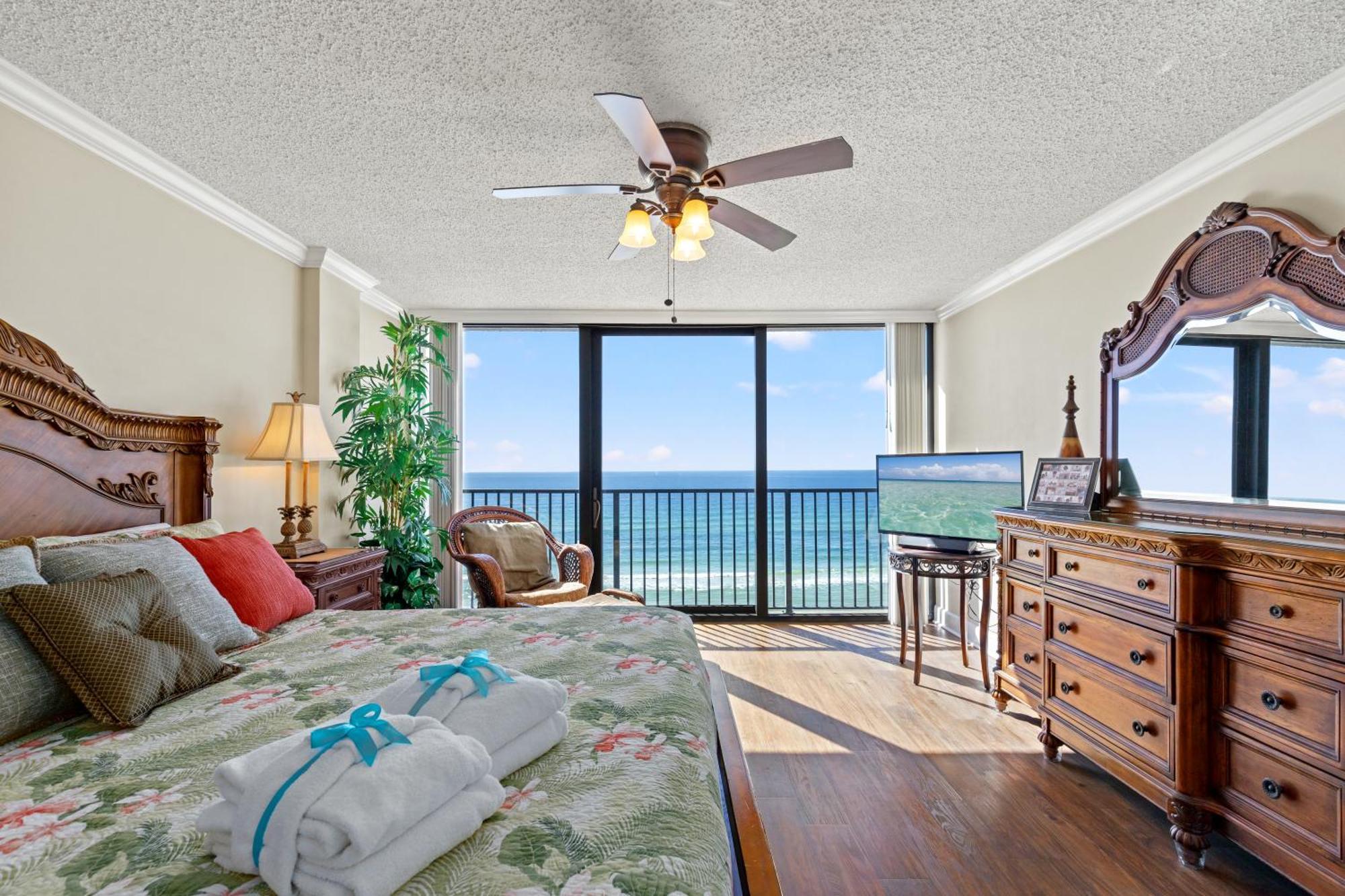 Holiday home Haven! 2br 2ba Sleeps 6! Coastal Paradise Awaits! *
